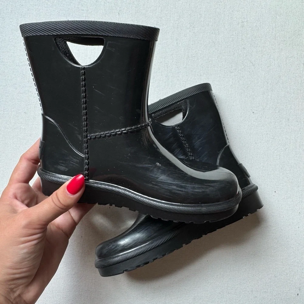 UGG Rain Boots Black 10 Minimalist Neutral Waterproof Scandi Coastal Cottagecore
